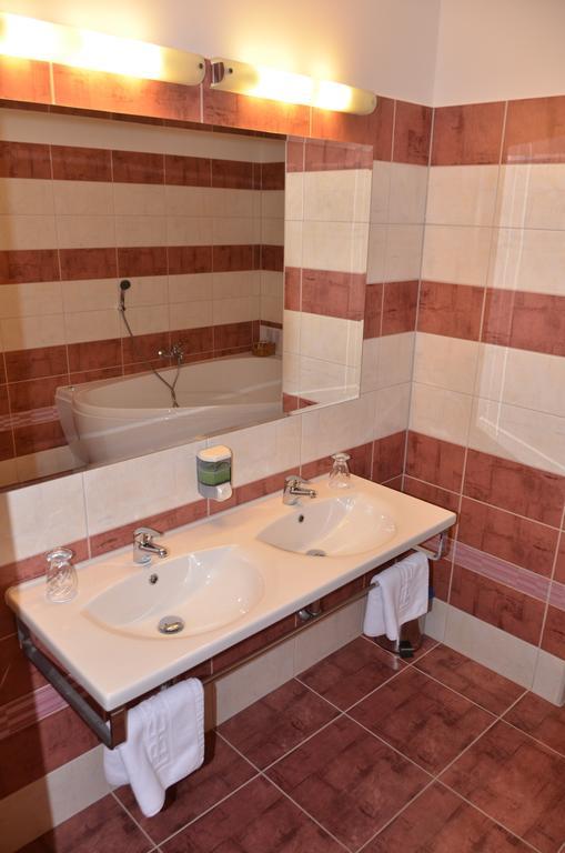 Hotel Iberia Opava Esterno foto